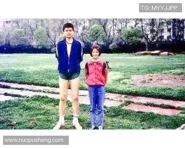 姚明走进校园与学生亲密互动传递篮球精神与梦想